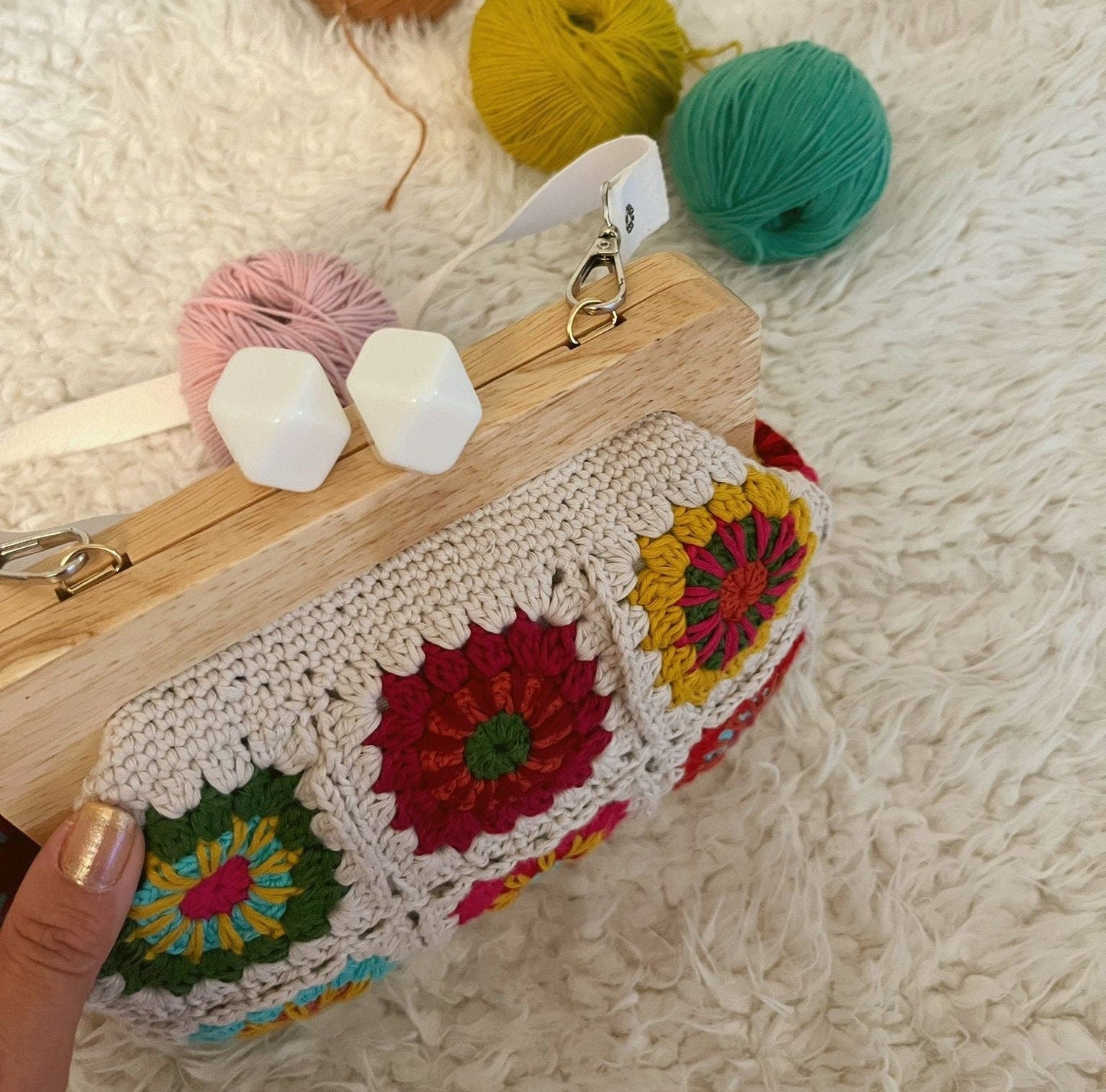Handmade Crochet Clutch: Vintage Floral Clasp Bag (20x10 cm)