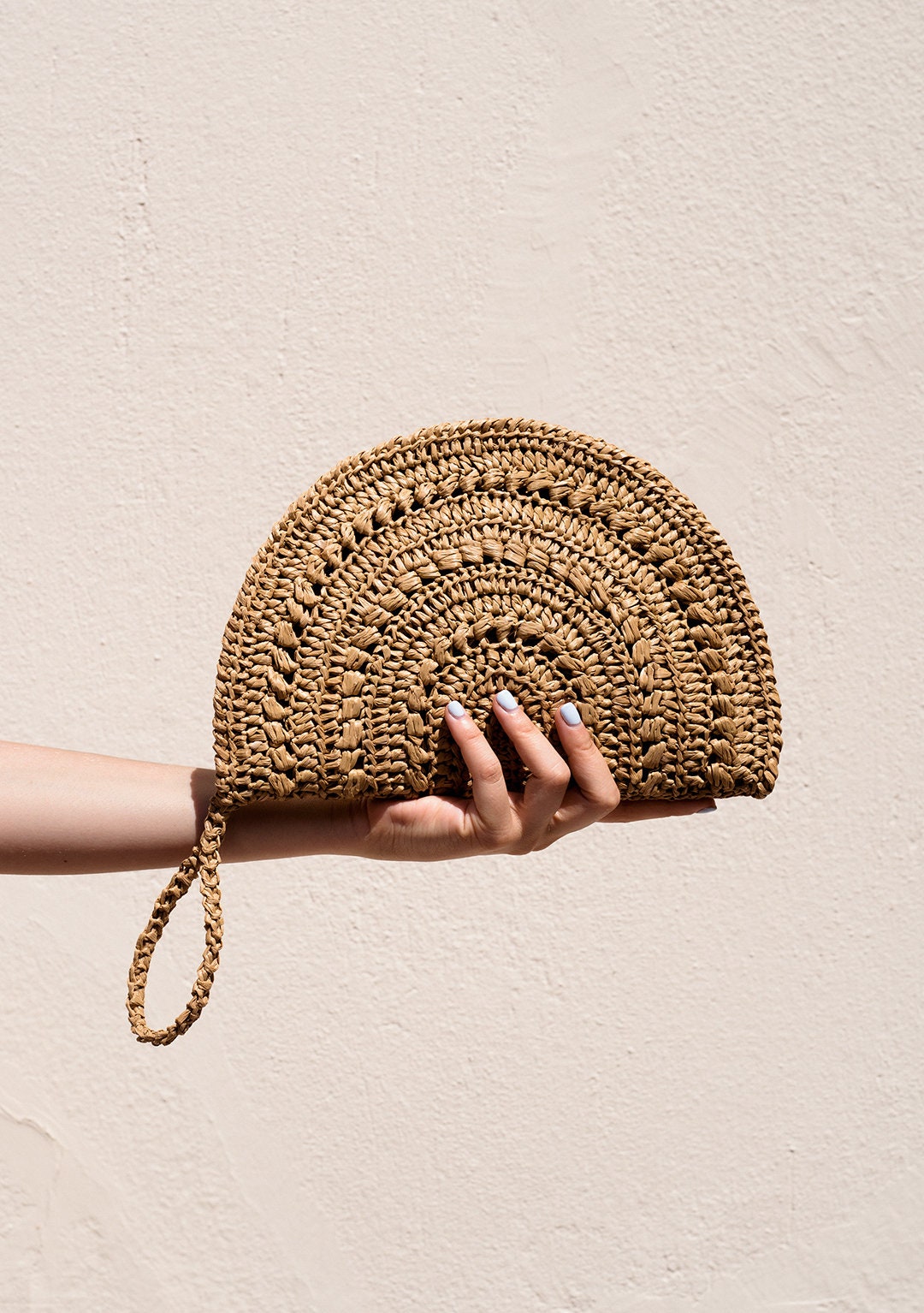 Crochet Raffia Clutch, Half Moon Clutch, Straw Wristlet Purse, Minimal Boho Clutch, Raffia Handbag, Crochet Summer Bag — Raffia Moon Clutch