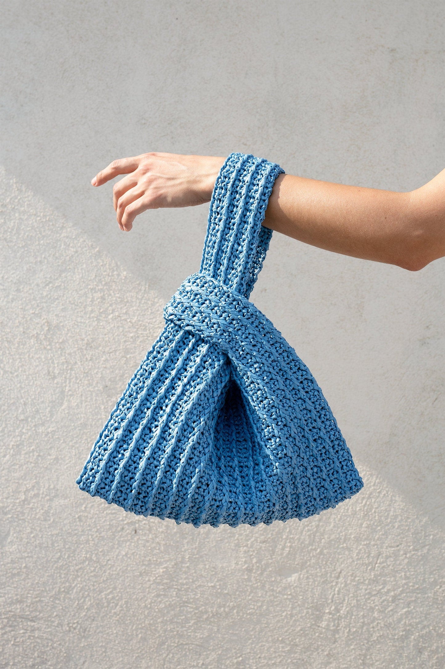 Raffia Knot Bag in Tan, Crochet Raffia Handbag, Summer Wrist Bag, Minimal Straw Bag, Handcrafted Pouch Purse — The Raffia Knot Bag