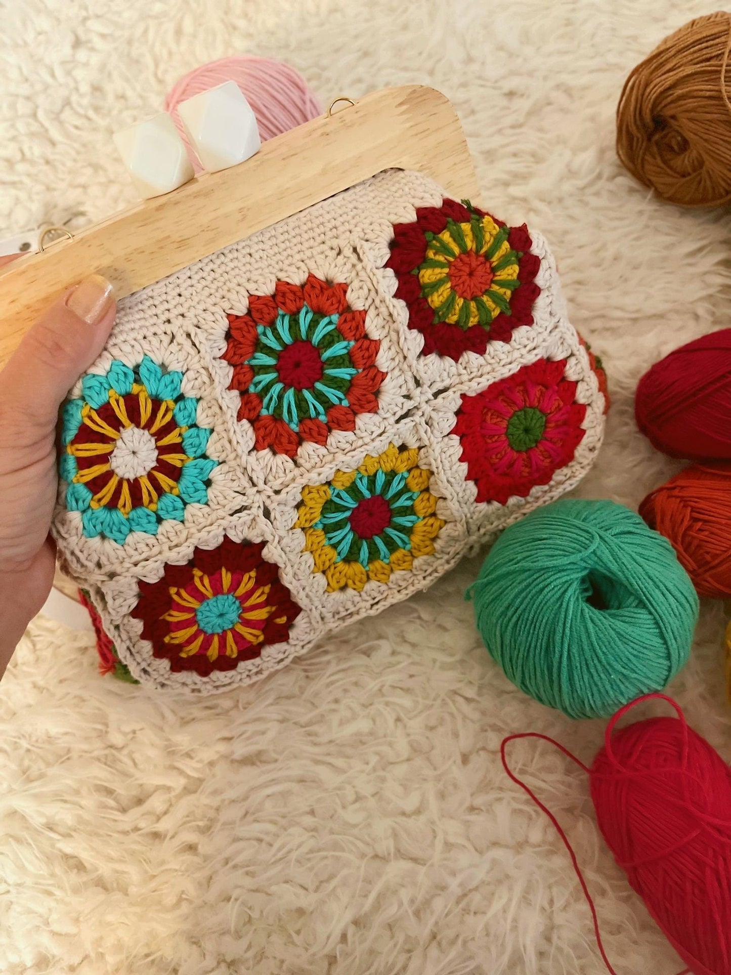 Handmade Crochet Clutch: Vintage Floral Clasp Bag (20x10 cm)