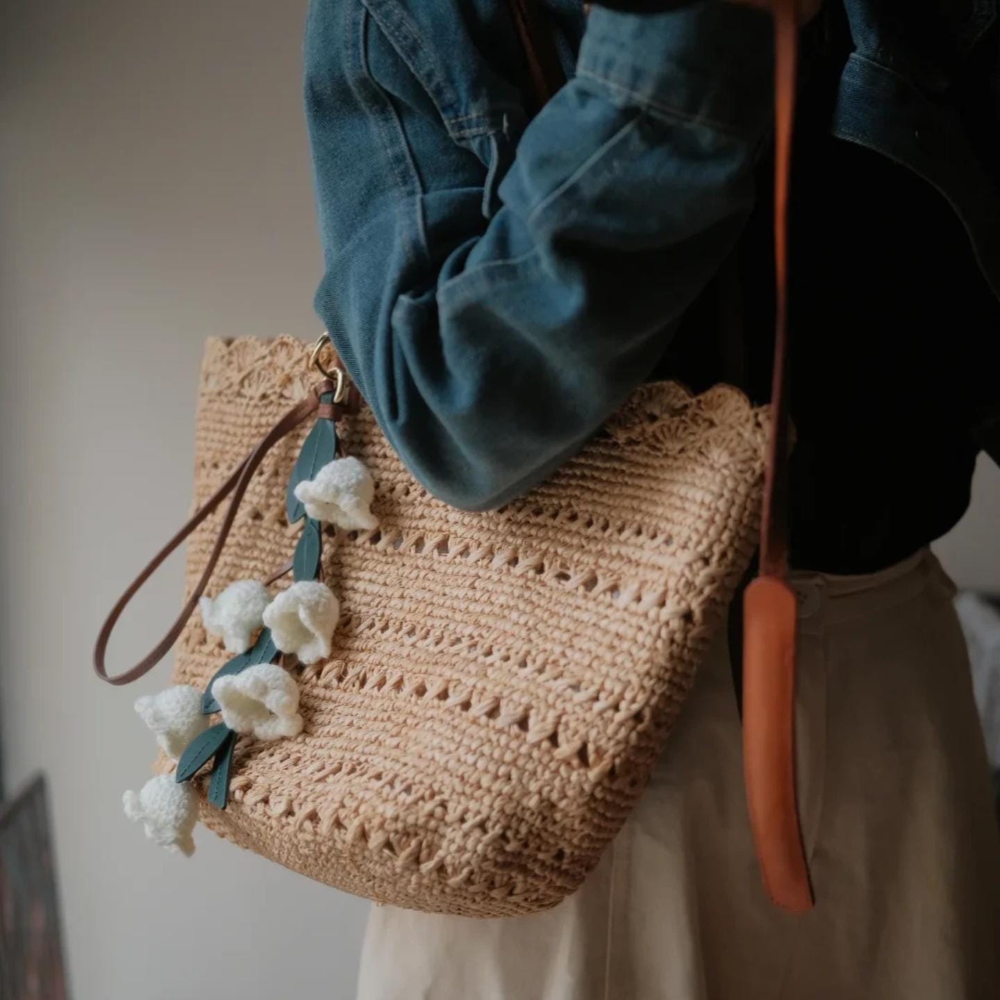 Handmade Raffia Tote Bag with Leather Lily of the Valley Charm Set, Crochet Beach Bag with Lining, Boho Purse Gift for Her