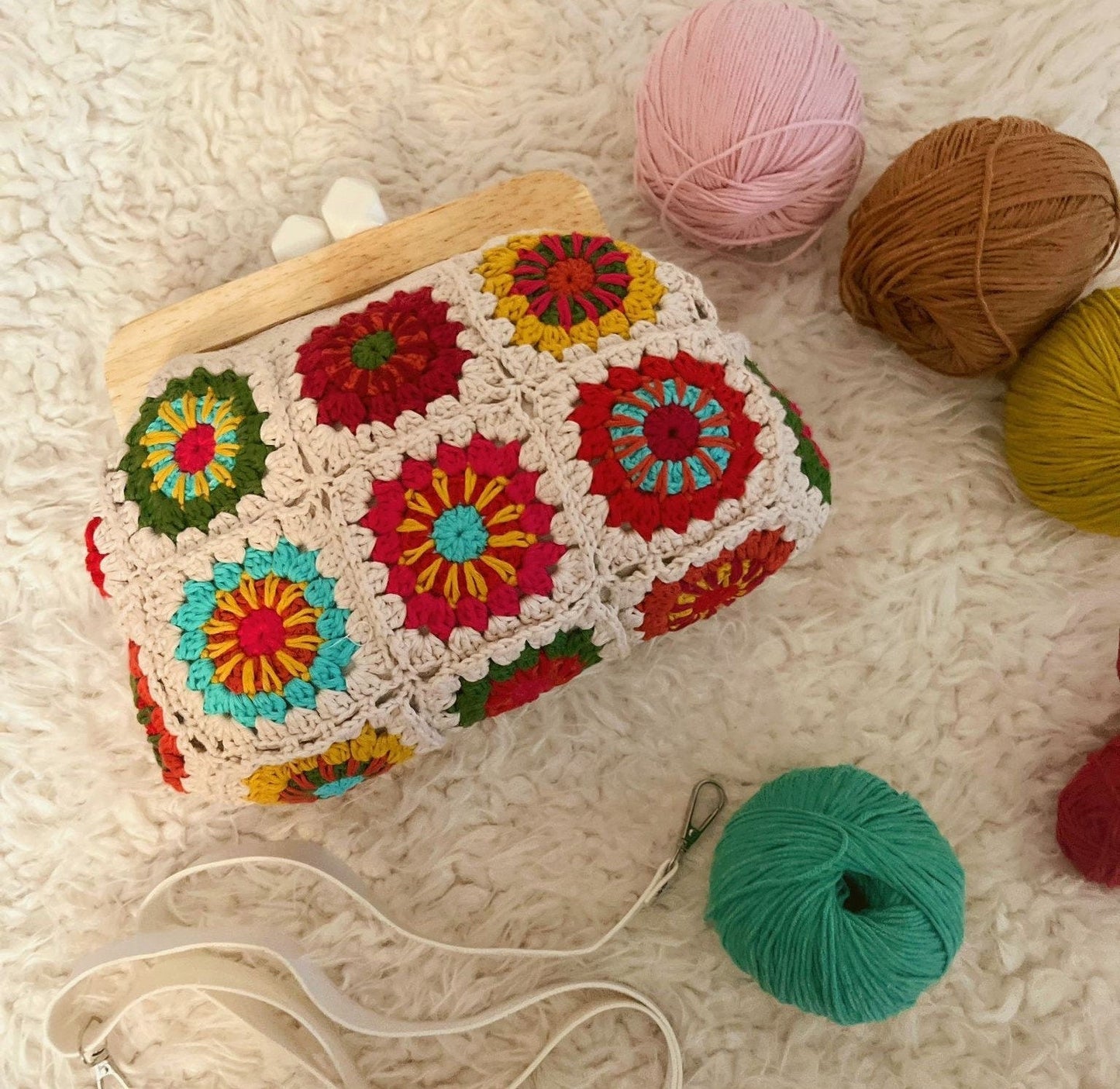 Handmade Crochet Clutch: Vintage Floral Clasp Bag (20x10 cm)