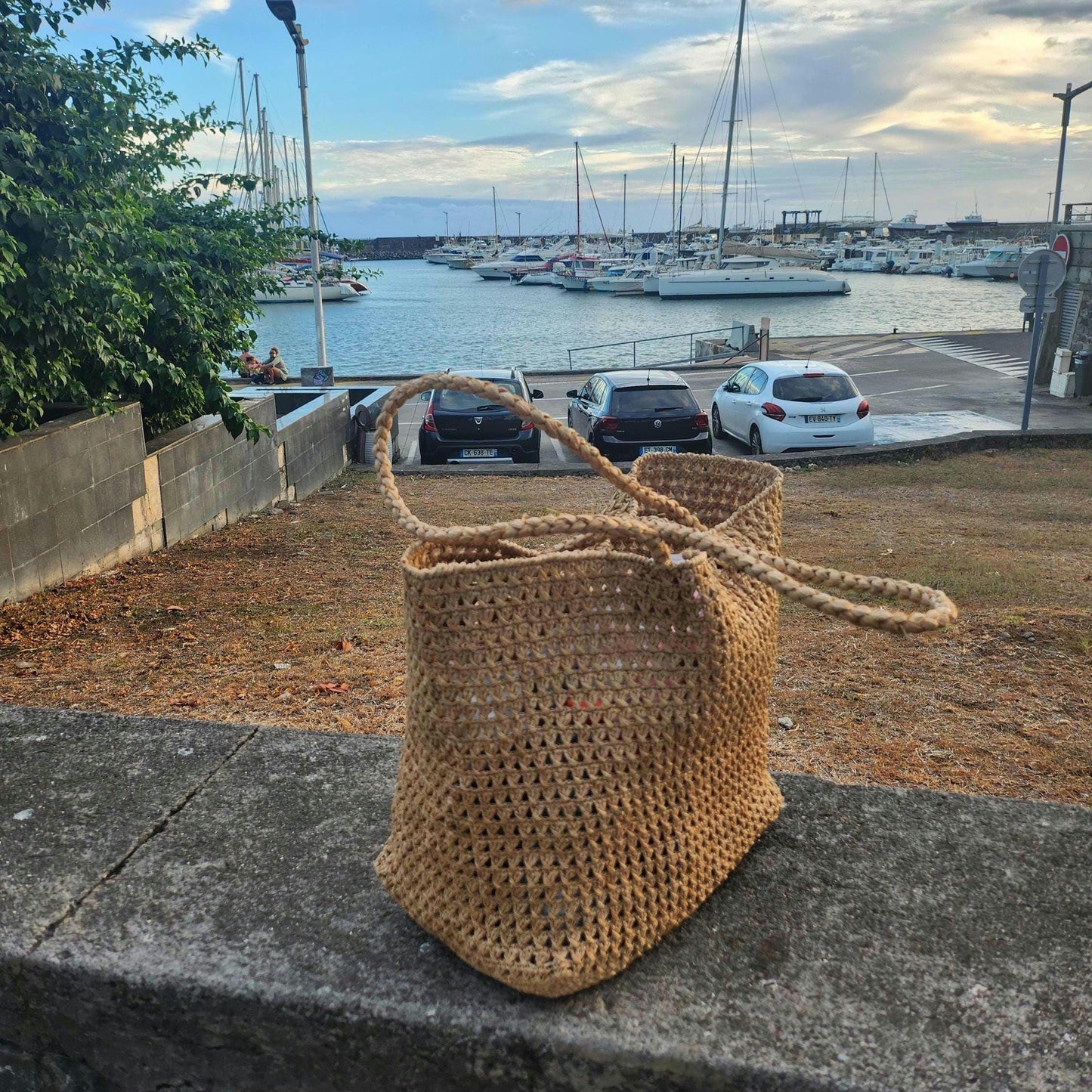 Handmade natural raffia tote bag – Lightweight raffia bag for women – Beach bag, travel bag, vacation bag, summer bag – Handicrafts from Madagascar