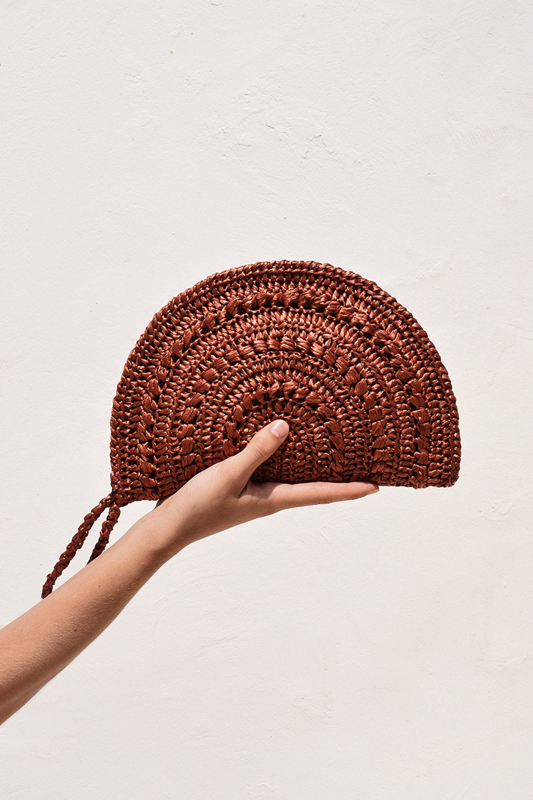 Crochet Raffia Clutch, Half Moon Clutch, Straw Wristlet Purse, Minimal Boho Clutch, Raffia Handbag, Crochet Summer Bag — Raffia Moon Clutch