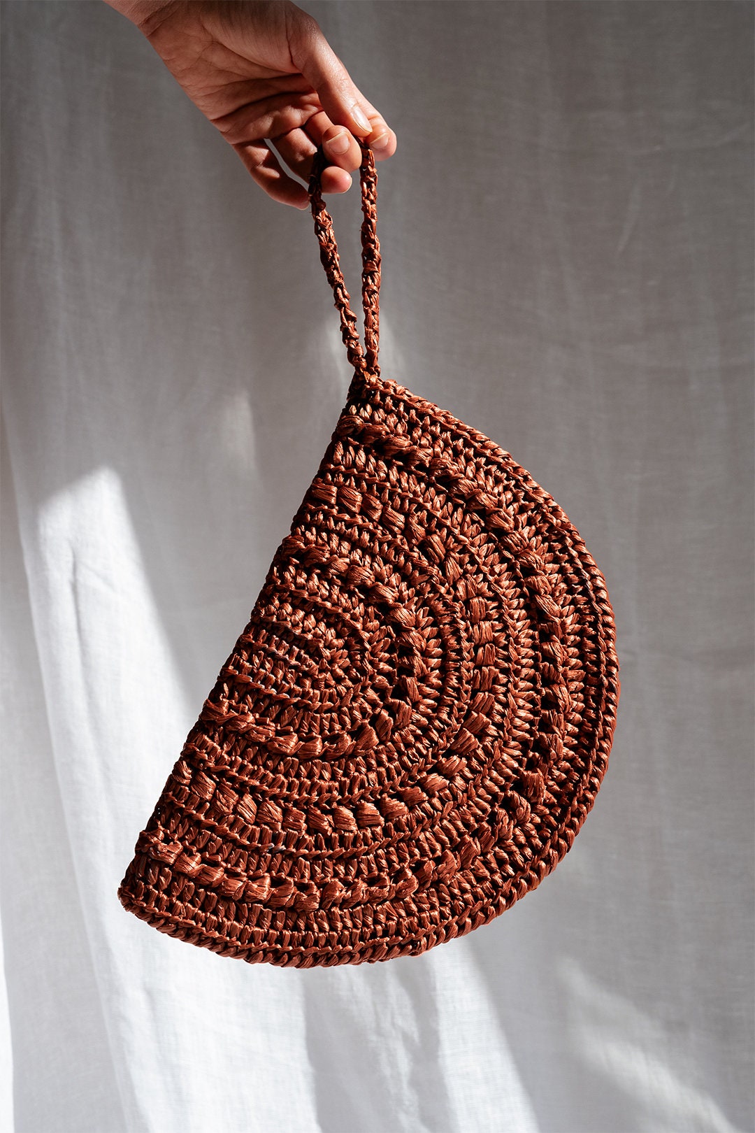 Crochet Raffia Clutch, Half Moon Clutch, Straw Wristlet Purse, Minimal Boho Clutch, Raffia Handbag, Crochet Summer Bag — Raffia Moon Clutch