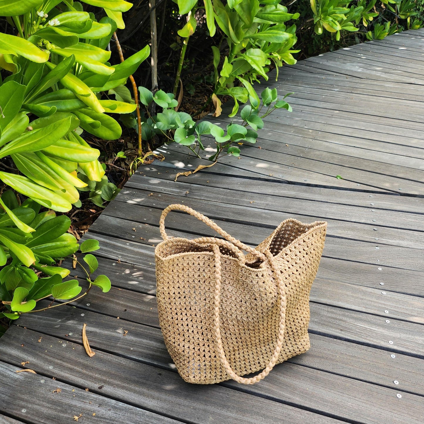 Handmade natural raffia tote bag – Lightweight raffia bag for women – Beach bag, travel bag, vacation bag, summer bag – Handicrafts from Madagascar