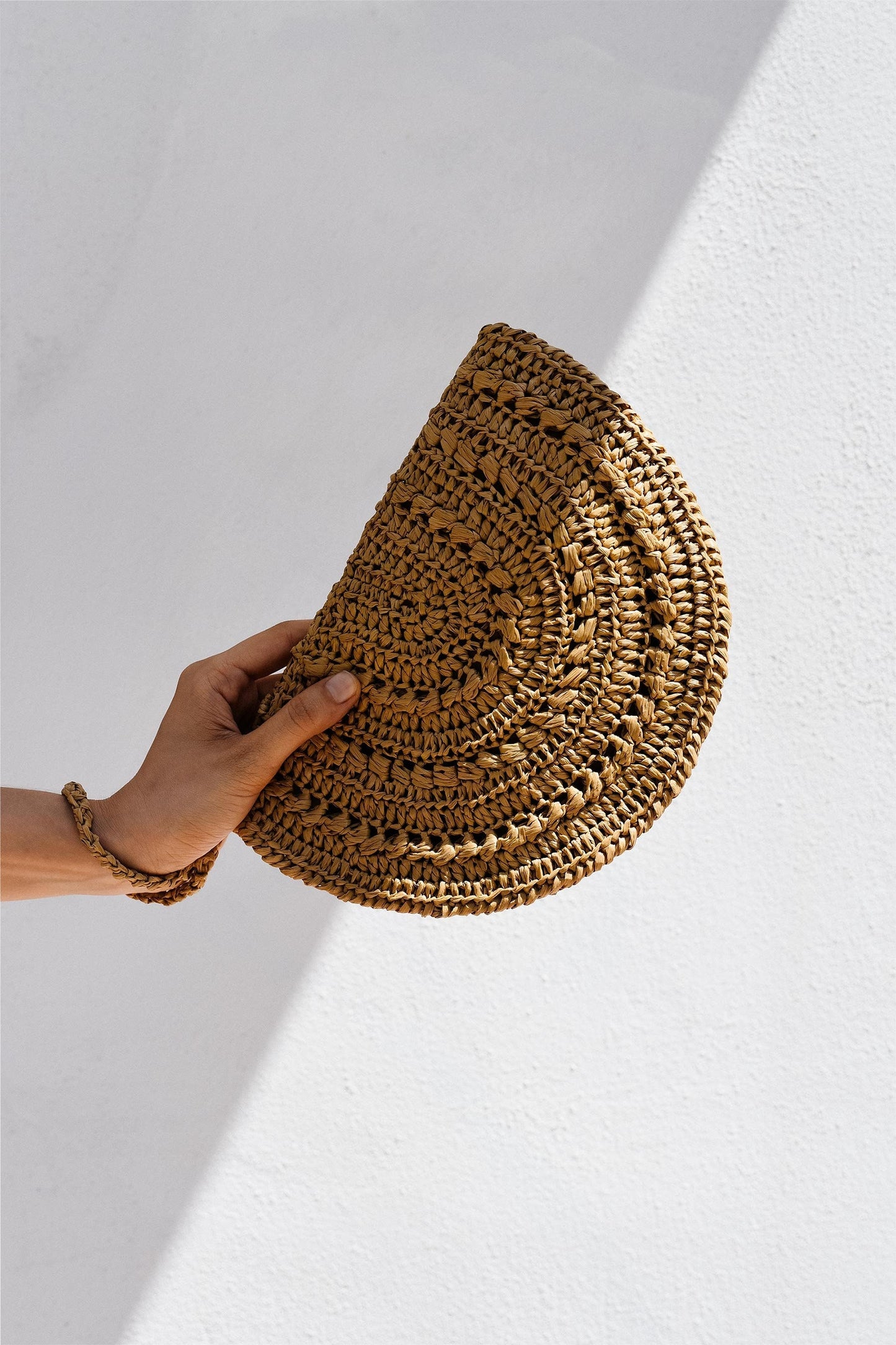 Crochet Raffia Clutch, Half Moon Clutch, Straw Wristlet Purse, Minimal Boho Clutch, Raffia Handbag, Crochet Summer Bag — Raffia Moon Clutch
